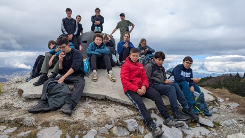 Na sliki je skupina Mladih nadzornikov, ki sedijo na vrhu Možica.