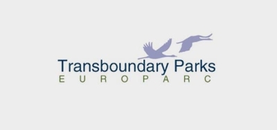 Na fotografiji je napis Transboundary parks, europarc. Nad napisom sta narisani dve ptici v letu