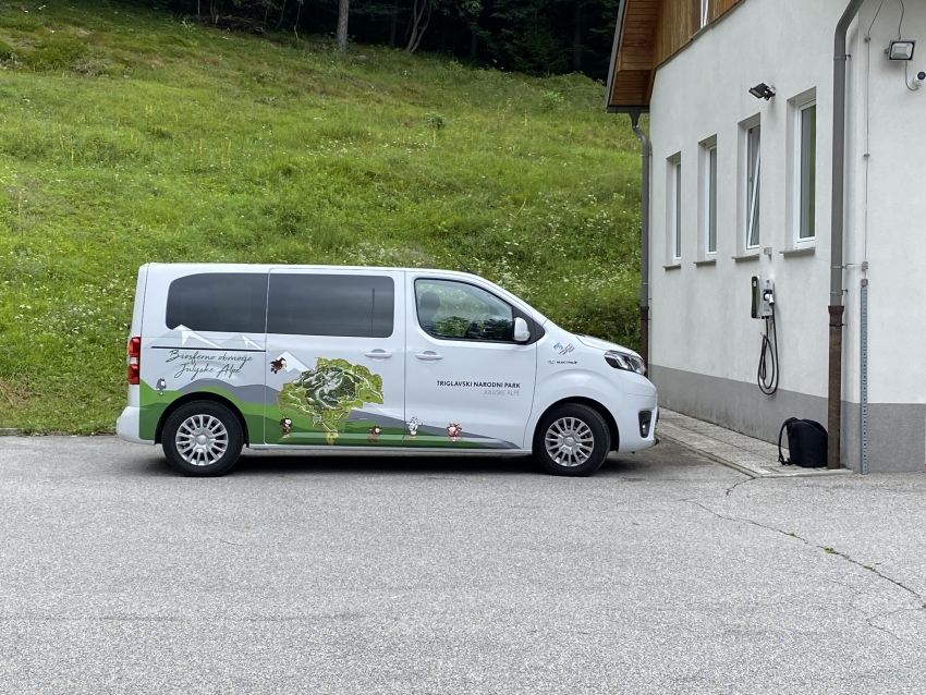 Vključitev električnega vozila Triglavskega narodnega parka  v parkovno lokalno skupnost in odprtje Učne poti Mangrt