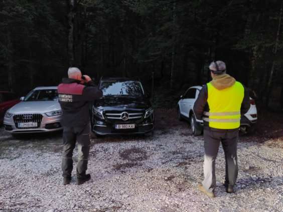 Fotografija prikazuje skupno akcijo nadzora naravovarstvenih nadzornikov, policistov in medobčinskih redarjev na območju TNP.