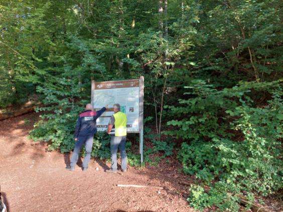 Fotografija prikazuje skupno akcijo nadzora naravovarstvenih nadzornikov, policistov in medobčinskih redarjev na območju TNP.