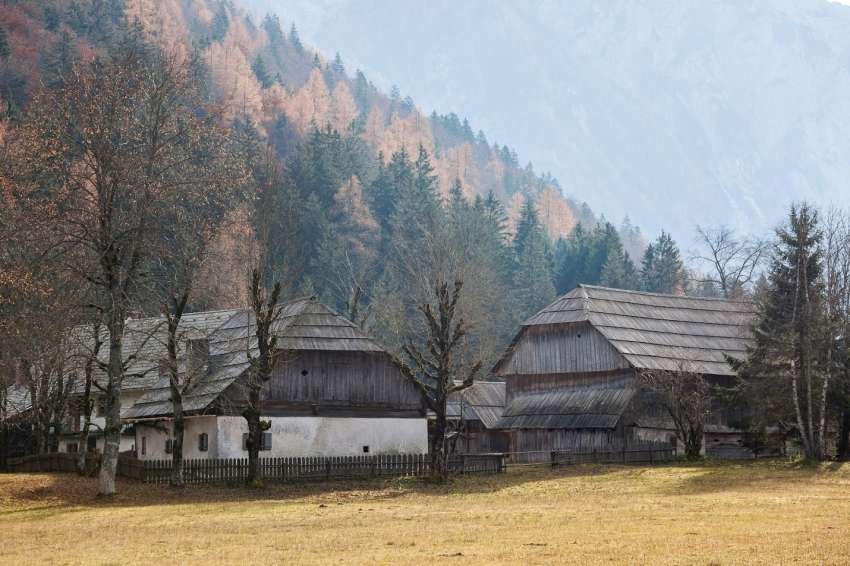 Publikacija Naselbinska in stavbna kultura Julijskih Alp