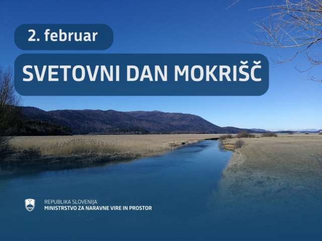 Na fotografiji je oblikovan plakat za Svetovni dan mokrišč. Na fotografiji je mokrišče s temno modro reko, okoli nje pa suho polje z grmičevjem. v ozadju je hribovje in modro nebo. 