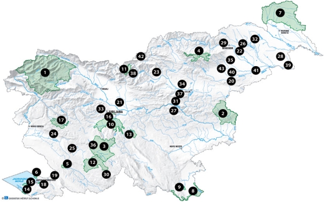 Karta naravnih parkov Slovenije, na njej je označenih vseh 43 zavarovanih območij.
